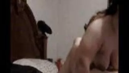 Um homem veio ao hotel com duas prostitutas e a sua vídeo pornô mulher de 50 anos Pila a posar de forma diferente.