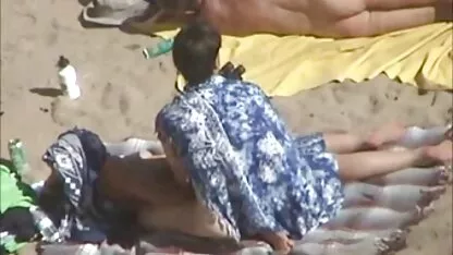 Empregada de Busty a foder com o vídeo pornô das coroas gordinhas dono na boca e na rata na sala de estar