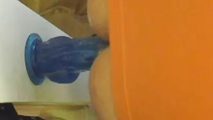 Um vizinho ajudou uma mãe a substituir a torneira e a pila por um chapéu vídeo pornô brasileiro das coroas na casa de banho.