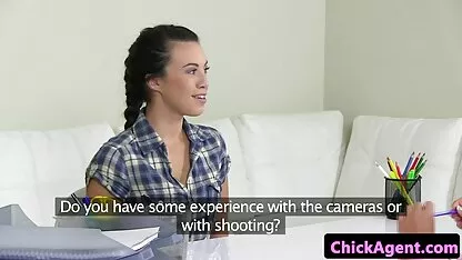 Loire Deliciosa num Espartilho dedos vídeo de pornô das coroas gostosas sua rata na cama escondida