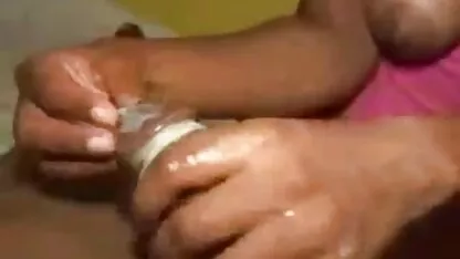 Depois de um broche, um homem com uma tatuagem atraente, uma jovem mulher coroas gay porno de cabelo castanho no pénis.