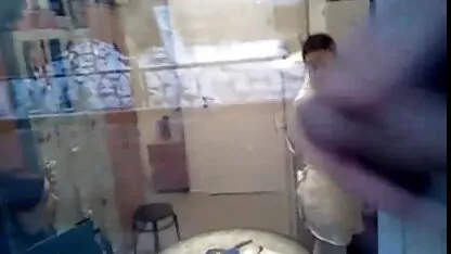 A mulher faz um broche ao marido e faz sexo numa pose de vídeo pornô de coroas de 80 anos cavaleiro.