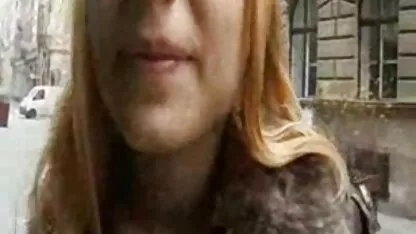 Uma MILF russa de vidios pornô com coroas meias brancas a fazer sexo anal no sofá.