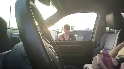 Uma jovem mulher magra a enfiar o rabo vídeo de pornô de mulher de 50 anos numa cadeira de cabedal.