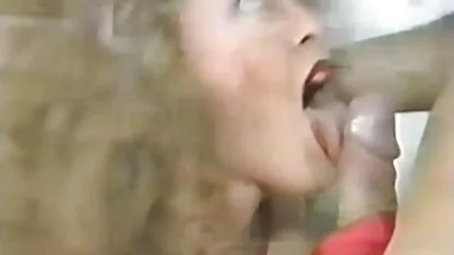 Jovem loira fritar um chapéu cheio de pormo com velhas mãe a posar Vaqueira
