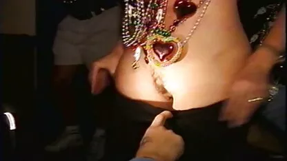 A mulher excitada deu vídeos pornô grátis coroas sucção a um bom homem.