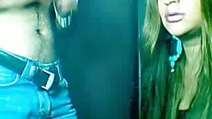 Peito e rabo loiros a pornô de coroas brilhar na webcam