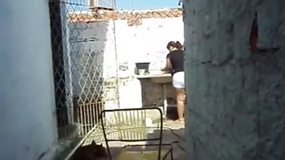 Uma magricela de vídeo pornô só das coroas meias listradas agachada no pénis depois de um broche.