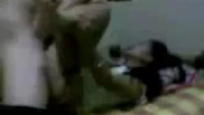 Um homem bateu na senhora pormo de coroas madura no rabo, e tocou na vagina do vibrador.