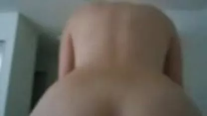 A escolha de broches que terminam filme pornô de coroas de 80 anos na boca e rosto para as raparigas