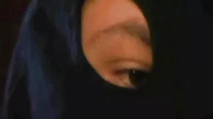 Loira apaixonadamente filmes pornos de coroas brasileiras a chupar o pénis de um homem na sala de estar.