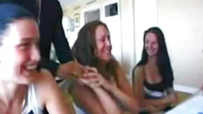 O sexo gentil do casal pornô com as coroas gostosas jovem no quarto