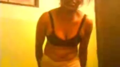 Os Alunos Fazem Sexo Em Grupo pornô com coroas gordinhas No Sofá Da Sala.