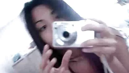 Uma mãe linda com sapatos pretos a torcer o rabo em roupa assistir vídeo pornô de coroas interior erótica.