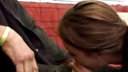 A loira é fodida pela assistir vídeo pornô com coroas máquina do sexo e lambe a namorada da vagina.