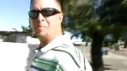 Uma mulher com seios grandes masturba-se na câmara videos pornos com coroas brasileiras com falo negro.