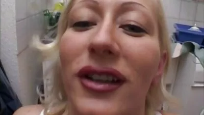Fabricante Lambendo a vagina de pornô das coroas brasileiras uma rapariga magra de calças brancas