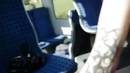 Sob o fluxo da alma, uma mulher agachada vídeo pornô caseiro das coroas traz zucchini com uma banana no rabo.