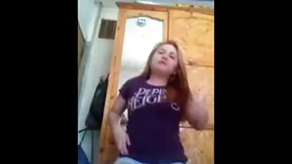 Sexo bonito com escolta de busty em meias vídeo pornô de coroas de 40 anos em uma villa