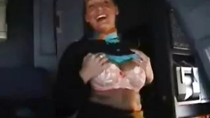 MILF cheio de ancas largas entrou na cozinha à noite e colocou um vibrador videos pornos coroas gordas no rabo.