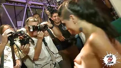 MILF de meias a lixar-se no chão com vídeo pornô de coroas taradas um grande dildo Preto.