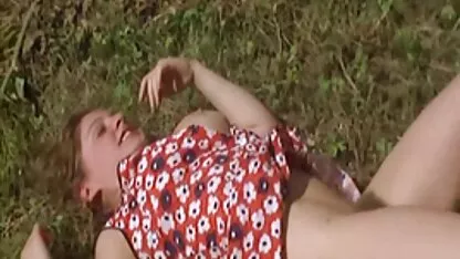 Um homem a foder uma loira Adormecida com uma vídeo pornô velha transando tatuagem