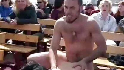 Mamas grandes de bebé vídeo pornô com as coroas fodem-se anal