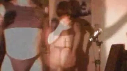 Um homem de óculos a ver um negro a fazer vídeo pornô só as coroas sexo com uma rapariga no sofá.