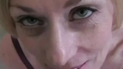 O namorado de pele escura pôs um parafuso na vagina de uma rapariga com um x porno velhas rabo grande.