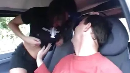 Uma rapariga coroas prono a acariciar a jovem vagina Loira com língua e a inserir um pénis nela.