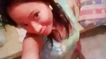 Os vídeos pornô com mulheres maduras amantes borrifaram a cara interna da saia com esperma