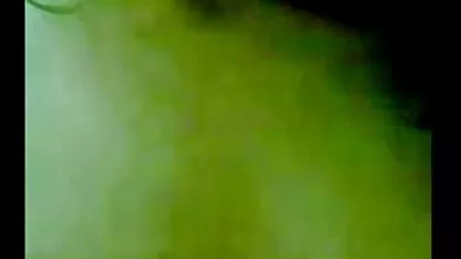 Um amigo frita uma linda rapariga numa pose pornô de coroas transando de uma cavaleira de cabeça para baixo