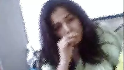 Na cozinha, um homem de camisa rasga uma rapariga russa vídeo pornô mulher madura com uma chaleira na mão