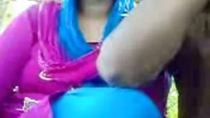 Um homem lambe uma loira sexy e o vídeo de pornô só as coroas seu chapéu