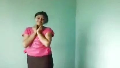 O tipo deita Esperma na cara de vídeos pornô de coroas transando uma mulher bonita que perde o líquido branco na boca.