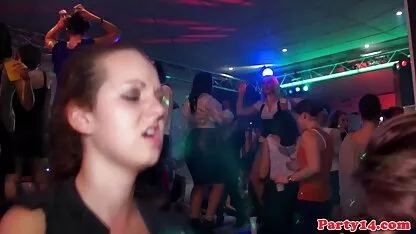 Uma xvídeo pornô de coroas velhota a masturbar-se no quarto.