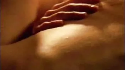 Miúda leva vídeo pornô caseiro das coroas vibrador no rabo