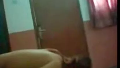O chefe da Rússia aos olhos de pornô com coroas de 60 anos fritar a vagina subordinada depois de um broche