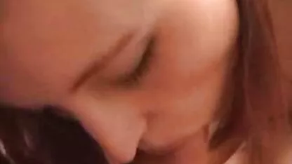 Um homem a foder a pele negra filme pornô só com as coroas de uma jovem mulher no rabo em frente à webcam