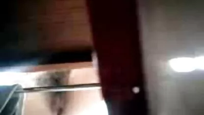 Morena com o rabo vidio pornô de coroas grande a acariciar-se na casa de banho