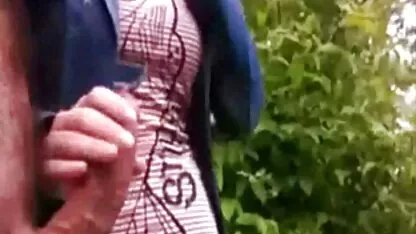 A miúda com pornô de velha de 70 anos seios grandes masturba-se à frente da Câmara.
