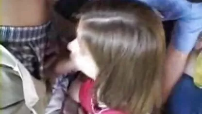 Uma morena a usar ver vídeo pornô das coroas cuecas de fio dental e uma mulher negra a engolir probóscide negra na garganta