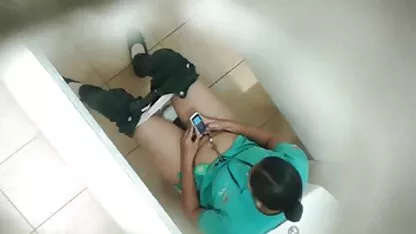 Dois videos pornograficos de velhas clientes e dois massagistas trocam dinheiro e sentam-se à frente um do outro.