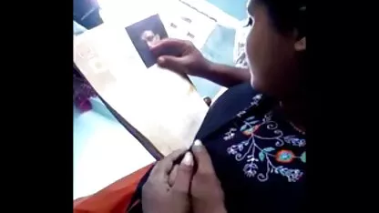 Casal lésbico em meias a sexo com mulheres coroas brasileiras fazer sexo anal na cozinha no seu tempo livre.