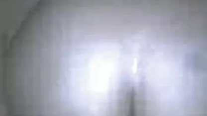 Um homem a olhar para uma dona de casa de videos de sexo com coroas brasileiras camisa xadrez e saia enquanto lê e cozinha