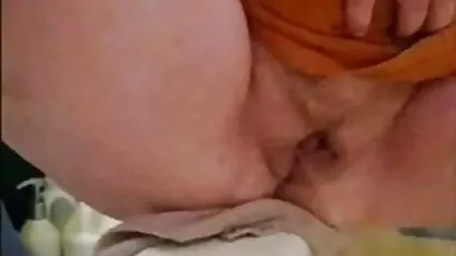 Mãe com Óculos a chupar o barril que é seleccionado pornô de coroas de 70 anos no restaurante