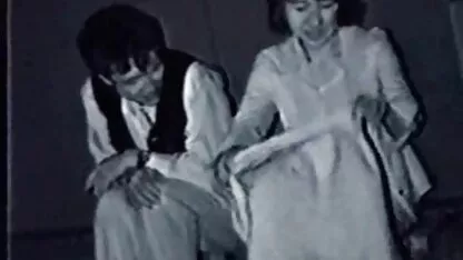 A mãe loira recebe um orgasmo forte da masturbação na mesa da vídeos pornô grátis coroas cozinha.