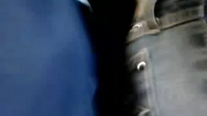 Mamilos vídeo pornô com as coroas gostosas tranças pretas vibram com pãezinhos grandes e exibem capuz molhado