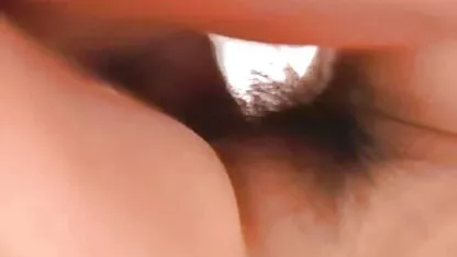 Um tipo fode uma rapariga como um cão, e enterra a cara dela na almofada e filme pornô de velha de 70 anos é alto