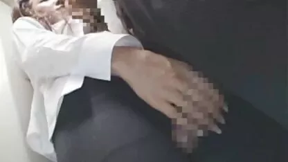 Um x pornô com coroas tipo come uma dona de casa na mesa da cozinha e vem-se na cara dela.